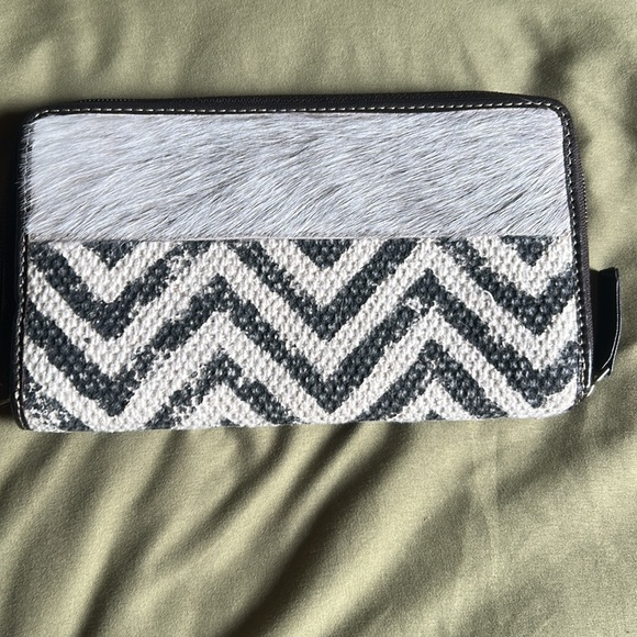 Chevron Pattern wallet NWOT - Picture 2 of 4